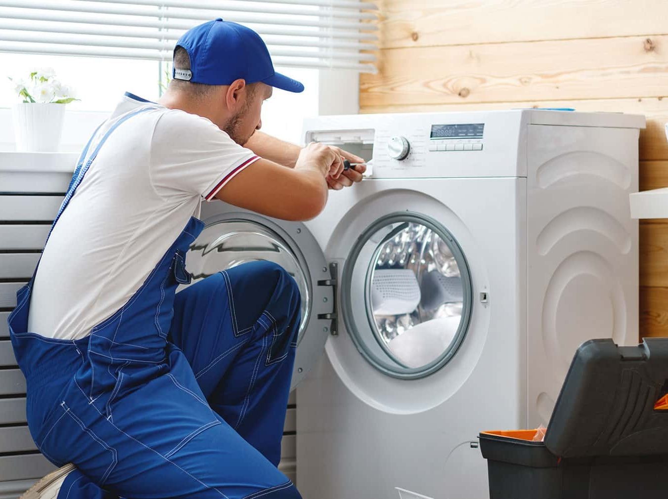 Técnico reparando electrodoméstico Bosch en San Juan del Puerto